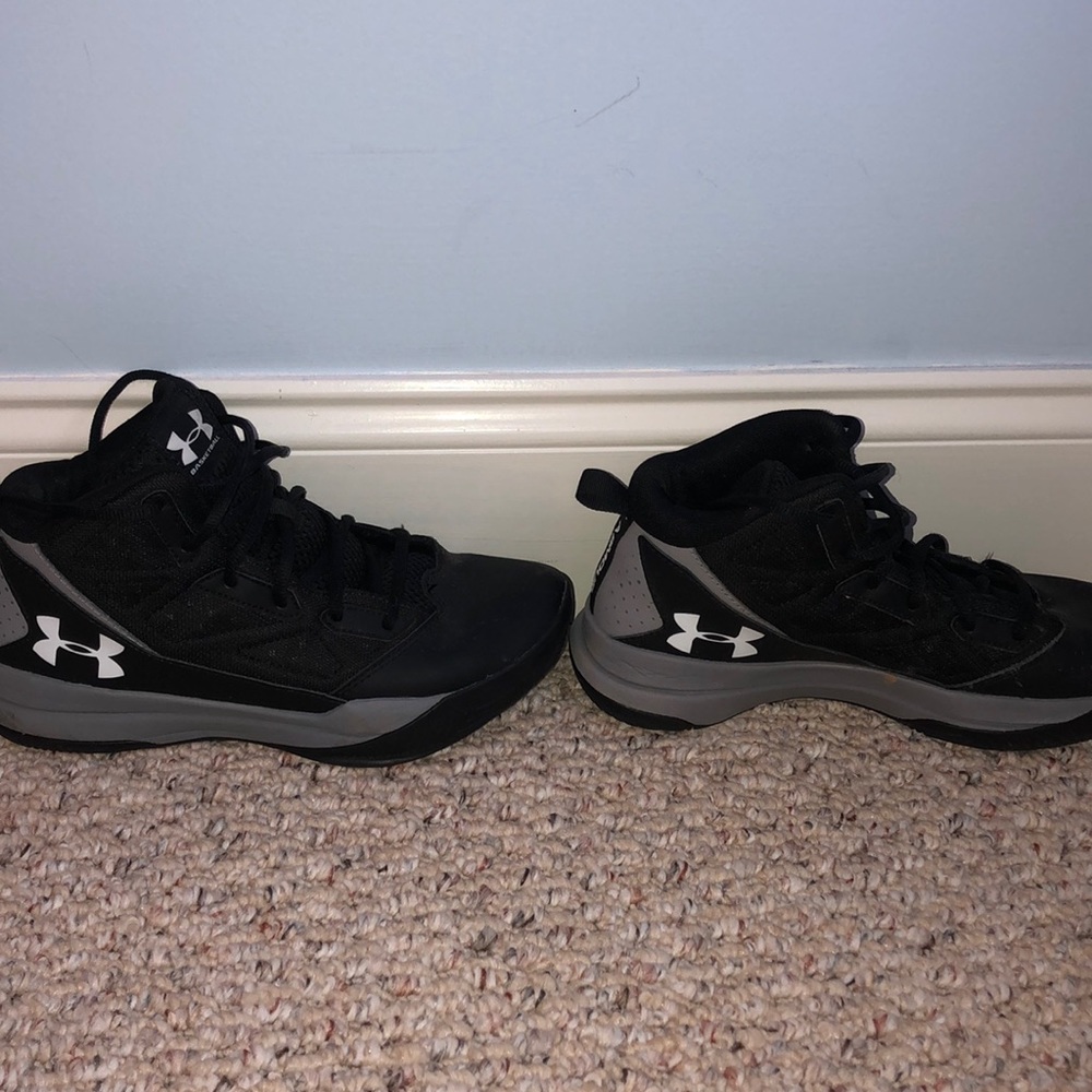 Black youth basketball shoes